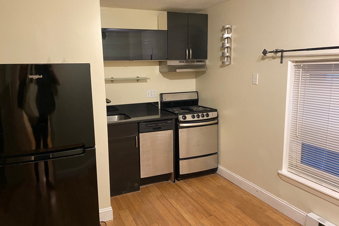Call NOW for showings! 617-236-8600 - BARTLETT PL - GREAT DEAL IN NORTH END FOR *9/1/2025* - COZY 2BR/1BA ON QUIET SIDE STRT W/ HW INC! Apartments