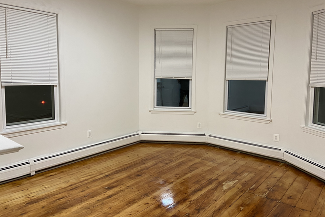 Living room view 2 - 5-10 Minutes walking distance to Campus 3-bedroom 1.5 bathroom Apartments