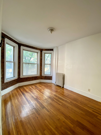 . - 2-bed on hemenway super close to campus! No broker fee. Contact Will McGowan 617.512.5822 Apartments