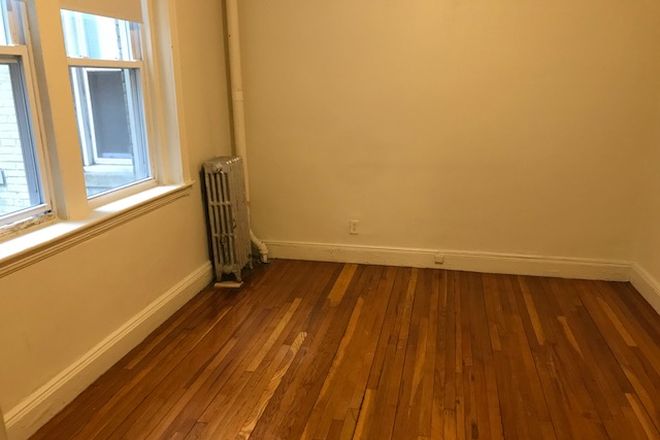 Hub Realty - Cleveland Circle, huge 1 bedroom with updated kitchen, on green line T Apartments