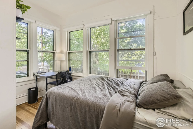 Bedroom - Cottage Close to campus House