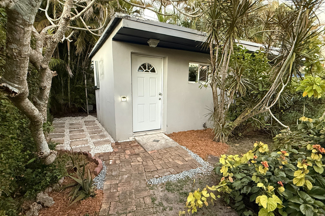 Unit Entrance - Private Cottage with Parking. ~1mi from UM main campus Rental