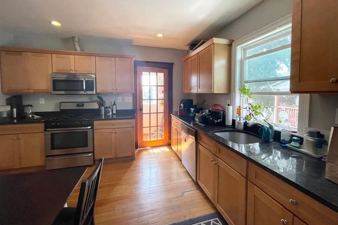 Call NOW for showings! 617-236-8600 - FREDERICK AVE - HUGE 2 LVL TOP FLR 6BR BY TUFTS FOR *6/1/2027* W/ LNDRY IN BLDNG, 2 BATHS, 2 PRKNG Apartments