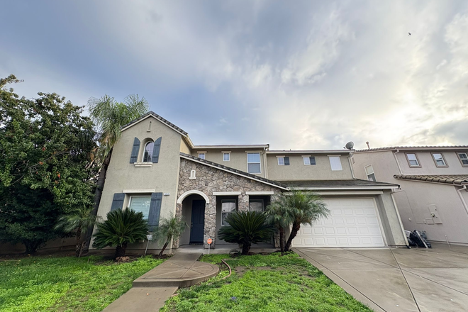 Front lawn - Beautiful 5 bed / 4.5 bath house, 12mins drive from campus, 8min walk to nearest school