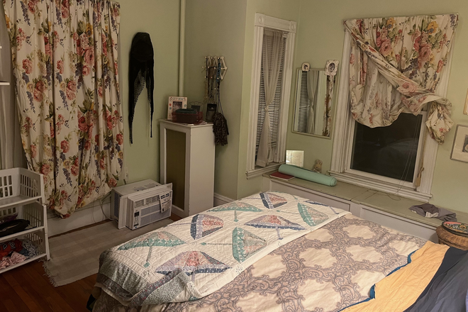 bedroom - Spacious room near Davis Square