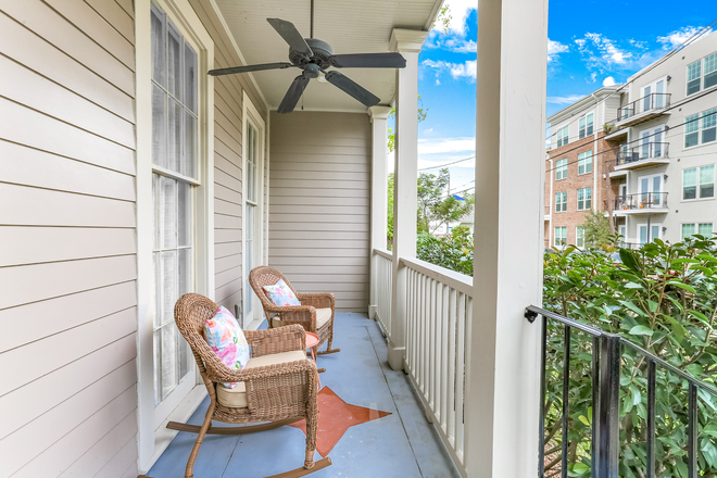 Front Porch - Summer Rental in Lower Garden District Duplex