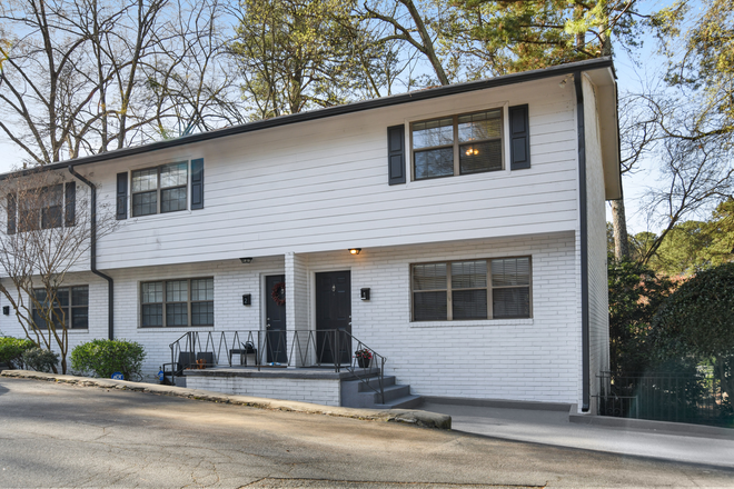 Outside house view - Townhouse with 2 large bedrooms and next to Emory Bus stop