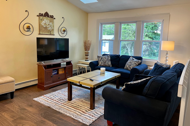 Living Room - Beautiful Bonnet Shores Home. Available for Group of 5!