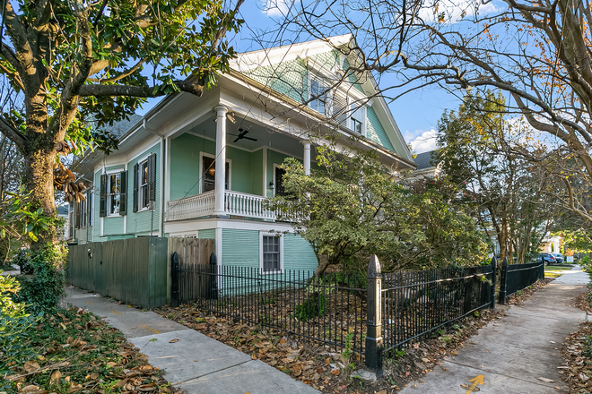 Side view - 6 bedroom Spacious House with private parking within 5 min to Tulane
