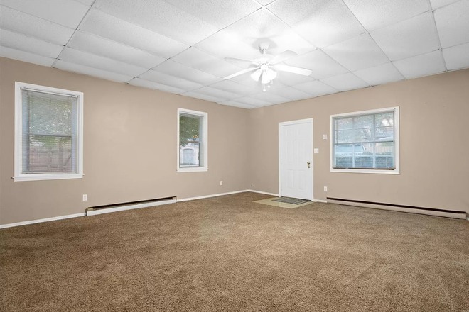 Living room - Guest house between downtown & campus