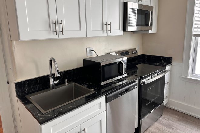 Kitchen - 4 BED 2 BATH Brand NEW Renovated Kitchen!! central A/C Laundry in building