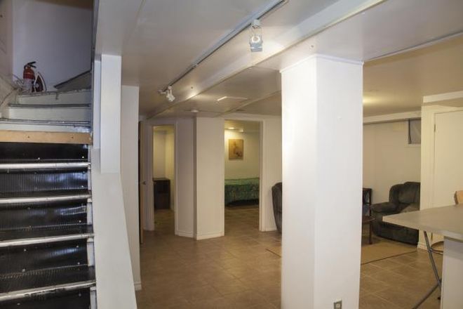 entrance to the common area - Davenport & Spadina ( m5r1y2 )