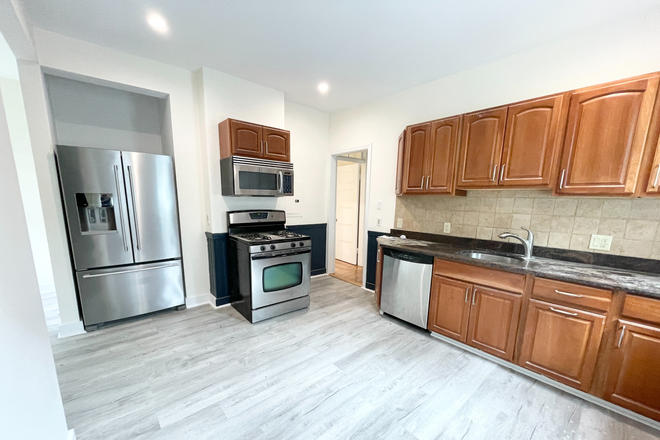 Kitchen - Spacious 6 Bedroom 2 Bath