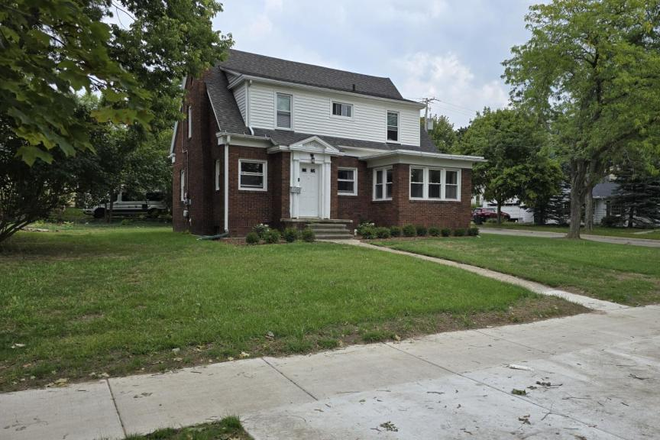 Home front - Steps to Brody Dining & Gym | 4BR House | $500 Bonus & Waived Fee | Available Aug 2026 |Free Parkin