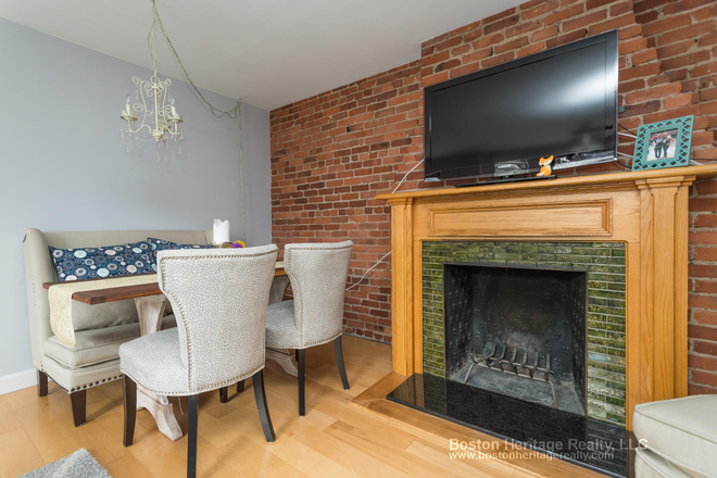 1 - TOP floor 2 bed Gainsborough St with private deck Apartments