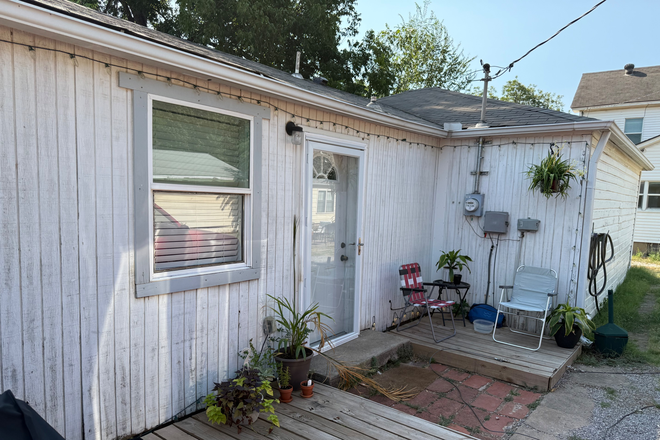 321 E Thatcher - Studio Apt 1/2 block from UCO