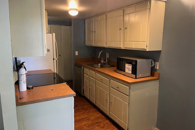 kitchen - Spanish Towers 2 bedroom corner unit Condo