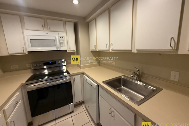 Call NOW for showings! 617-236-8550 - COMM AVE - FANTASTIC KENMORE 2 BED 2 BATH W/ LAUNDRY IN THE BUILDING! *AVAIL NOW!* Apartments