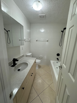 Bathroom #1 - Spacious 3 bedroom condo close to campus