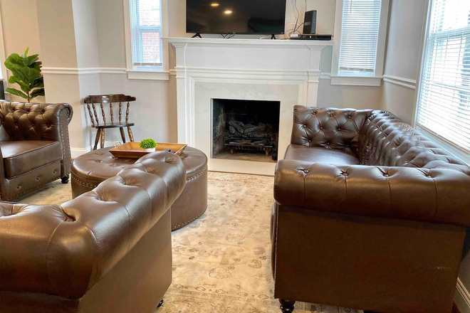living room - Royalty House 4BD/3BA (Downtown Bethesda)