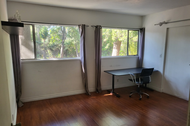 Bedroom downstairs - Garden View Rooms in La Canada Flintridge House