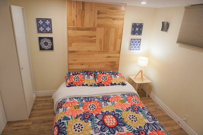 Bedroom with queen bed - 01 furnished & private bedroom, 1 direct bus, ~3km to UTM