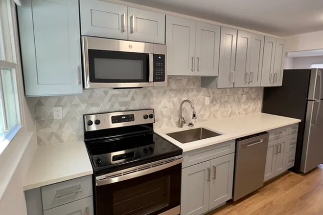 Kitchen - The Den at Hunting Lodge – Furnished Male Shared Room Near UConn Apartments