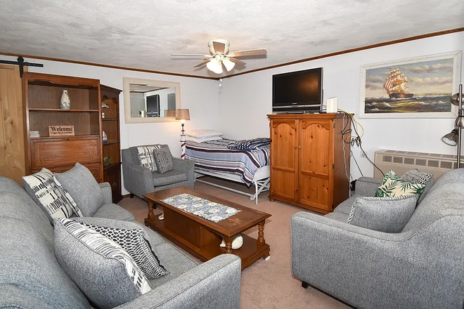 Upstairs Living Room - 🌊 Academic Year Beach House Rental — Narragansett, RI 🌊