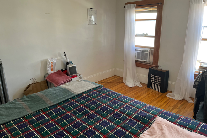 Bedroom - Spacious & cozy room sublet 10 mins walk from Tufts Apartments