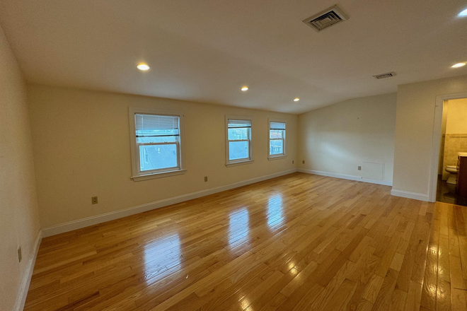 Bedroom - ~ 1500 Sq Ft Union Sq 3 Bed 2.5 Bath! 2 Car Parking + Central Air!! ~ Apartments