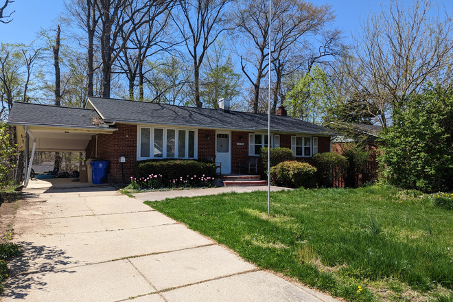 Outside street view - Single bedroom in a cozy house close to campus