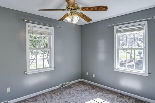 2nd bedroom on main floor with double bed in the room - House with 3 bedrooms for rent close to campus