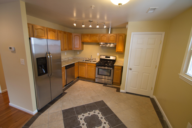 Kitchen - Large 5 bed, 4 bath with lots of parking