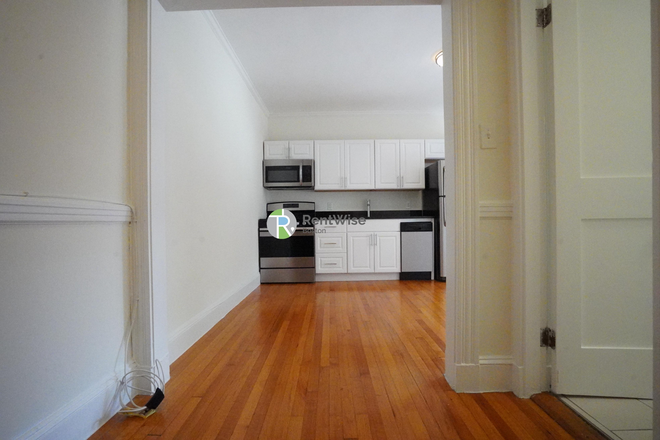 1 - JUNE 2026-Sweet Comm Ave 1 bed. Cleveland Circle. H/HW inc.NO FEE Apartments
