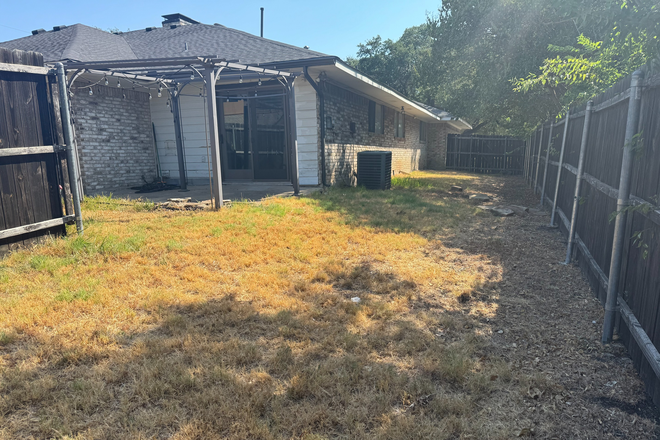 Backyard - 3 bdr 2 bath house close to UTD