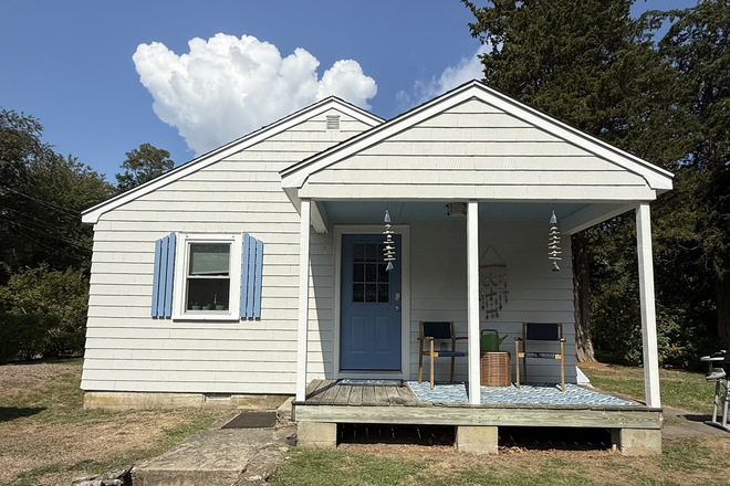 Side porch/entry - 793 Middlebridge House
