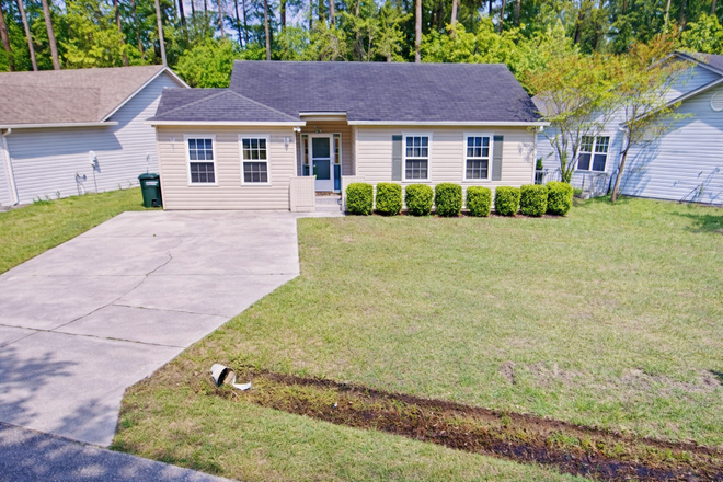Front View of the House - 4BR / 2BA Student House – 2-Minute Walk to CCU – Ideal for 4 Roommates – 2026–2027 School Year