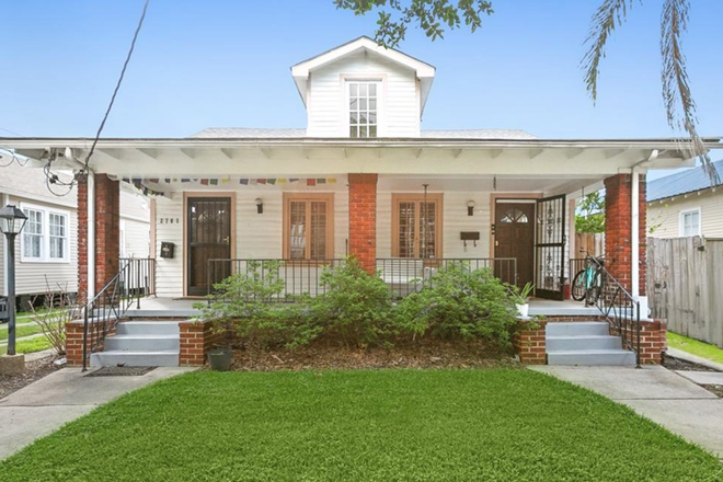 Front of the house - porch swing - Spacious Loft Bedroom w/ Central AC & Shared Bath - 2703 Palmer Ave (Largest Room in House)