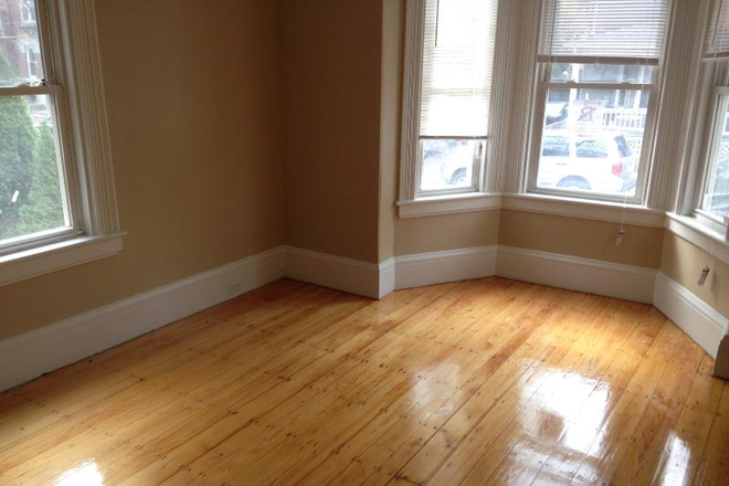 X - 6 BED WALKING DISTANCE TO CAMPUS *NO BROKER FEE*