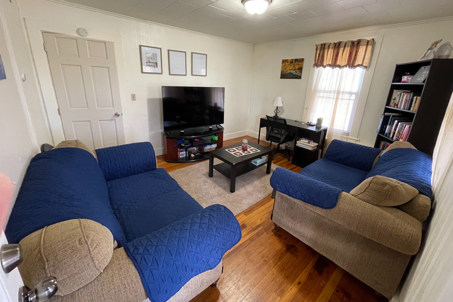 living room - Walking distance to bus stop and 15 minutes' drive to UConn, $567 per room Apartments
