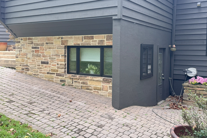 Unit entrance (side door) - Cozy Studio Apt Less than 15mins to Campus