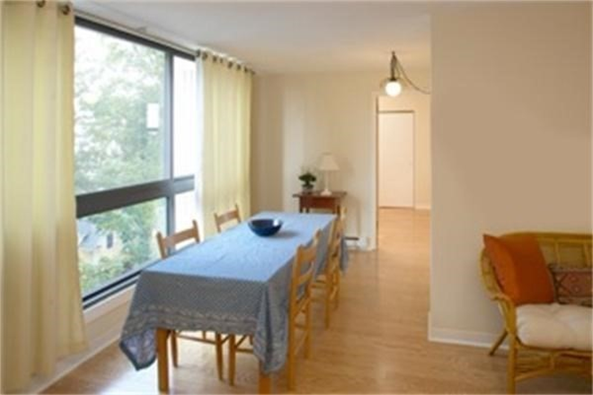 - - Right Close to Campus! Spacious 2 bed w/ Laundry, Storage & Elevator in Building Apartments