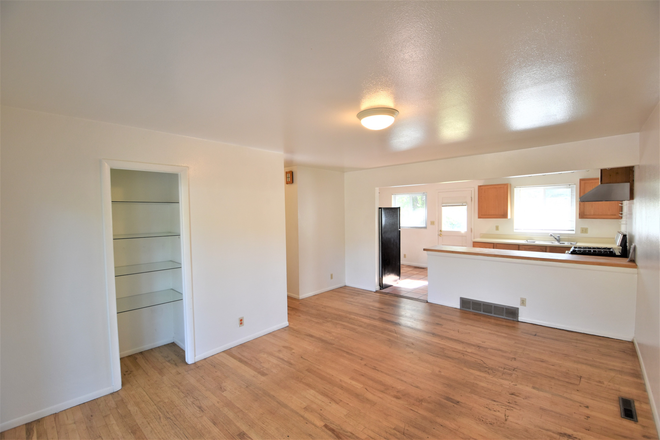 880 33rd - 880 33rd St. (3BR/1BA) House