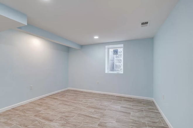 Bedroom - Private 1 Bedroom 1 Bath Close to campus available Jan 1 House