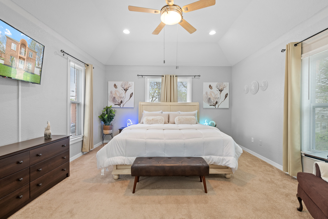 Main bedroom - Shared Housing - Furnished Private Rooms - Master Suite w/ Private Jetted Tub House
