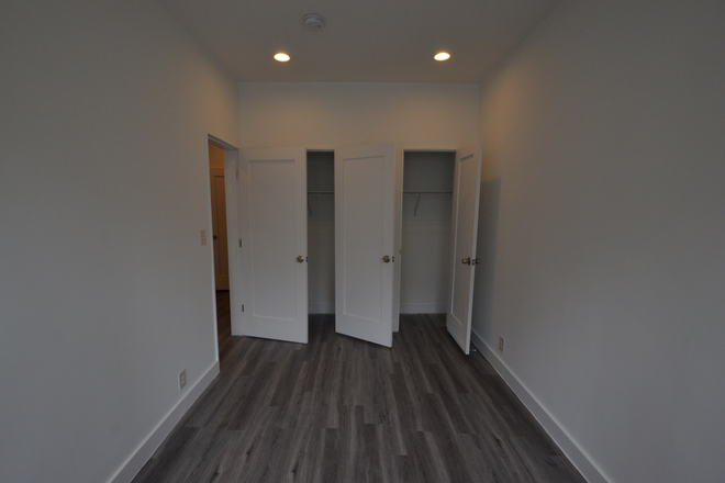 . - 3 Bedrooms (2Split layout) on Peterborough St- minutes from campus! Avail 9/1 Apartments