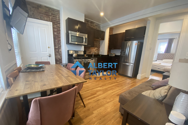 Kitchen - Spacious top-floor 3 Bed on Western Ave!!