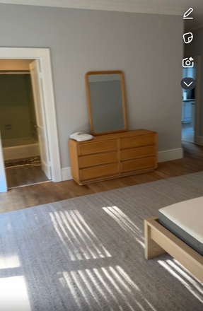 Room - AVAILABLE HUGE ROOM IN HOUSE - 8 MIN WALK TO STUDENT STORES - 30 SEC WALK TO GILLINGS