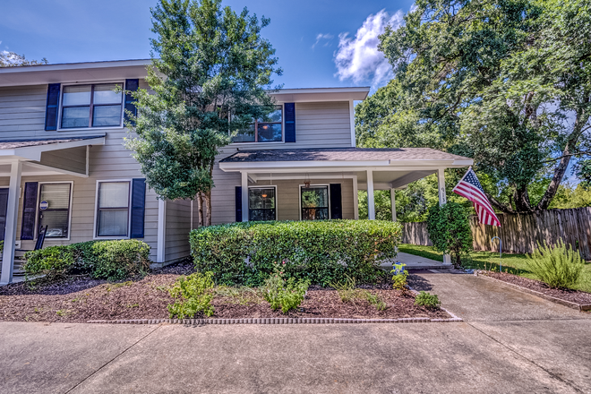 front - Newly updated James Island Townhouse!