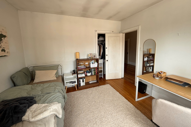 Bedroom ($1250/month) - 1 Bedroom in 3-Bedroom - 5 Minute Walk from UofT Campus (Female Roommates Only)